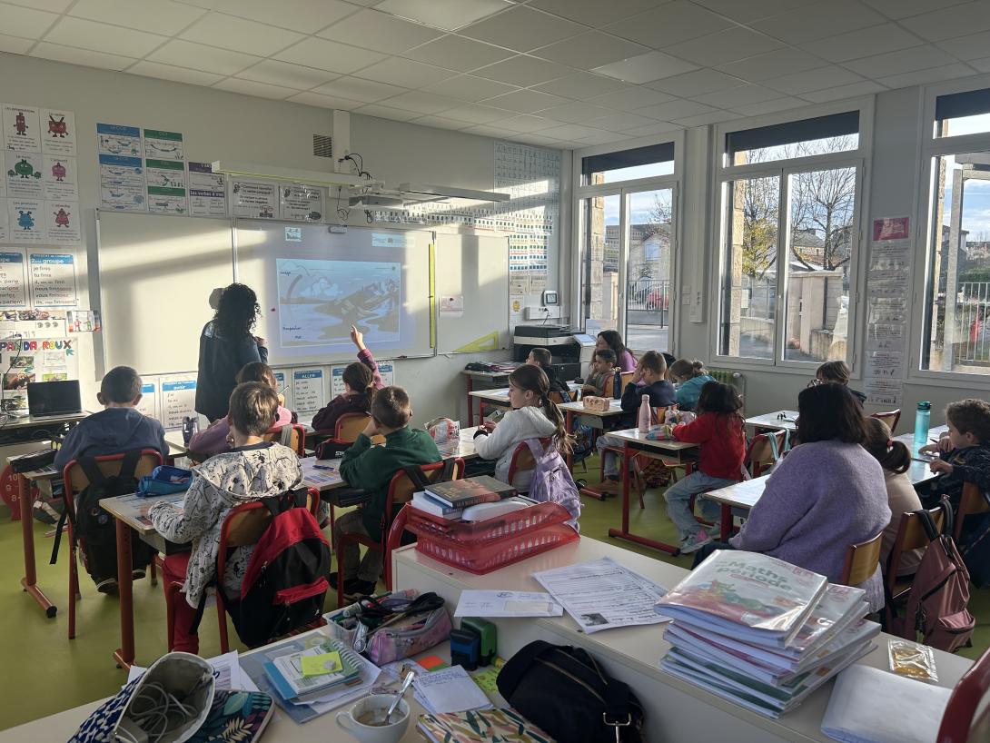 Séance en classe sur le cycle de l'eau à l'école de Sanvensa ©L. Derly